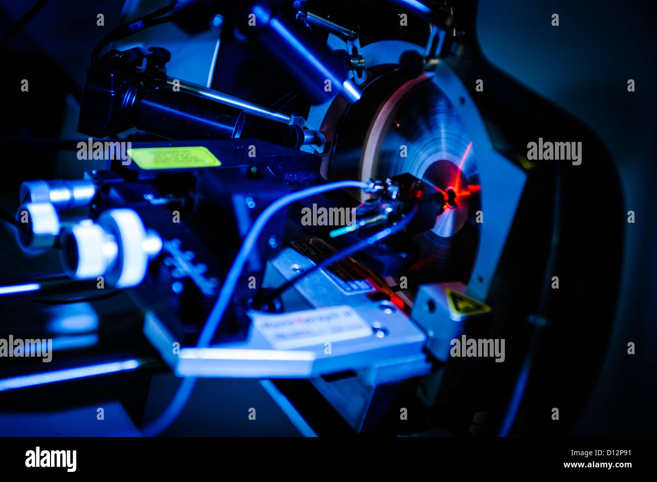 Close up di spettrometro di massa nano spray laser con illuminazione blu Foto Stock