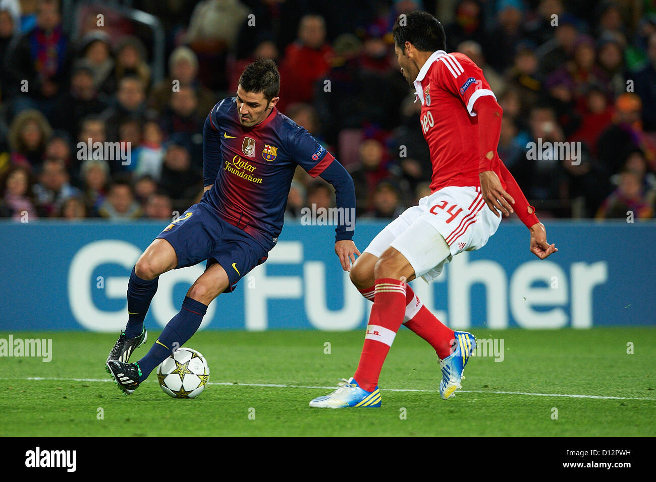 David Villa (FC Barcelona) duelli per la sfera contro Ezequiel Garay (SL Benfica), durante la Champions League Soccer match tra FC Barcelona e SL Benfica, allo stadio Camp Nou a Barcellona, Spagna, Mercoledì, Dicembre. 5, 2012. Foto: S.Lau Foto Stock