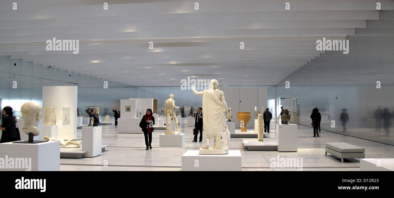 Numerose opere sul riempimento dei cinque uno edifici del Louvre-Lens nella lente, Francia, 04 dicembre 2012. Museo del Louvre di Parigi ha aperto una filiale in una ex miniera di carbone nella lente, uno di Francia le fasce più povere della città. Il Louvre a lente è inteso per avere lo stesso effetto come il Guggenheim di Bilbao, Spagna: per migliorare l'immagine e per rilanciare l'economia della città. Foto: Clare Byrne Foto Stock