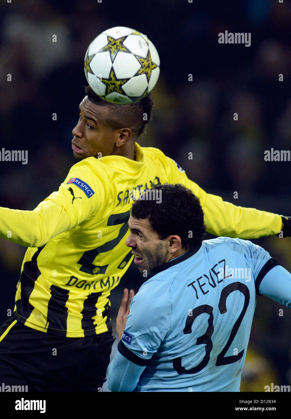 Dortmund di Felipe Santana (L) e Carlos Tevez del Manchester si contendono la palla durante la UEFA Champions League gruppo D partita di calcio tra Borussia Dortmund e il Manchester City a BVB stadium di Dortmund, Germania, 04 dicembre 2012. Foto: Bernd Thissen/dpa +++(c) dpa - Bildfunk+++ Foto Stock