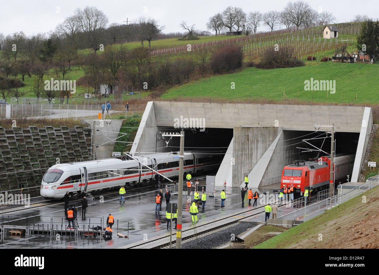 Un treno ad alta velocità ICE (L) e un treno merci (R) SIT durante l'apertura del tunnel di Katzenberg vicino Efringen-Kirchen, Germania, 04 dicembre 2012. Il misuratore di 9,385 lungo tunnel è il secondo più lungo doppio tubo tunnel in Germania e ha impiegato nove anni per costruire. Foto: Patrick seeger Foto Stock