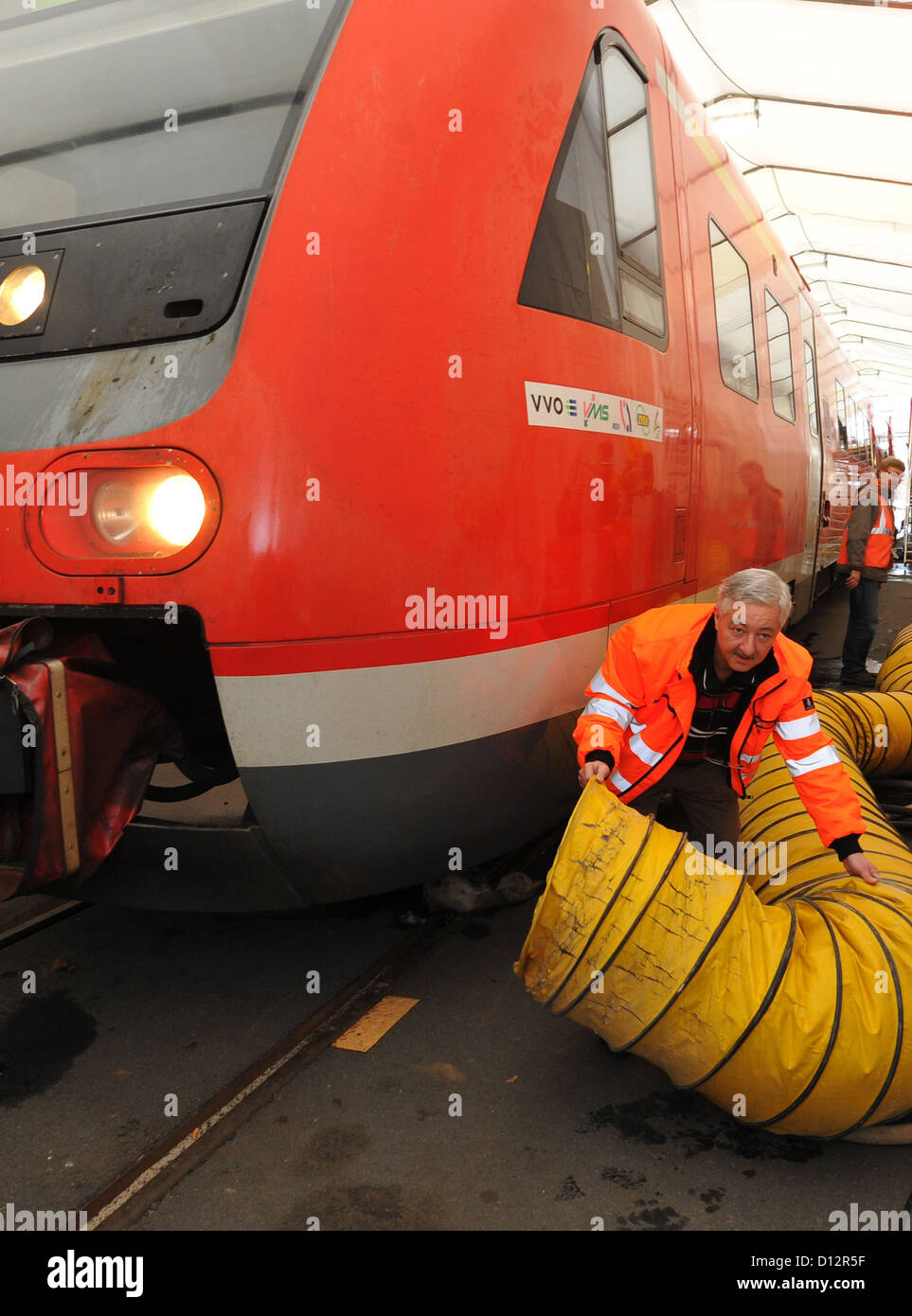 Fritz Erler prepara una soffiante in una nuova tenda di scongelamento per l inverno al Deutsch Bahn Regio workshop in Dresden-Altstadt, Germania, 04 dicembre 2012. Dal 09 Dicembre 2012 fino al 15 marzo 2013, mores riservare i treni sono resi disponibili. Foto: Matthias Hiekel Foto Stock
