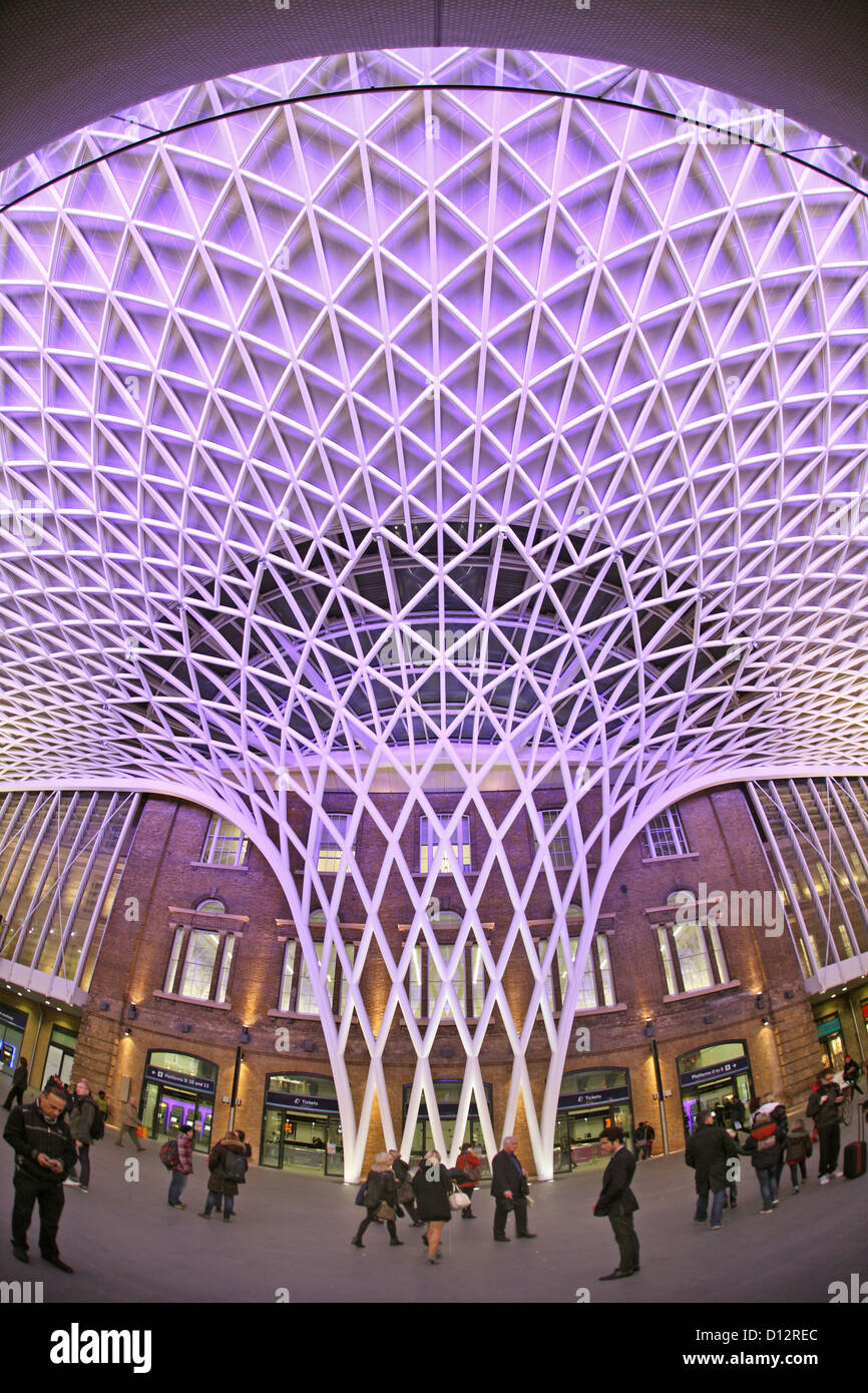 Il nuovo atrio partenze a Kings Cross stazione ferroviaria, London, England, Regno Unito Foto Stock