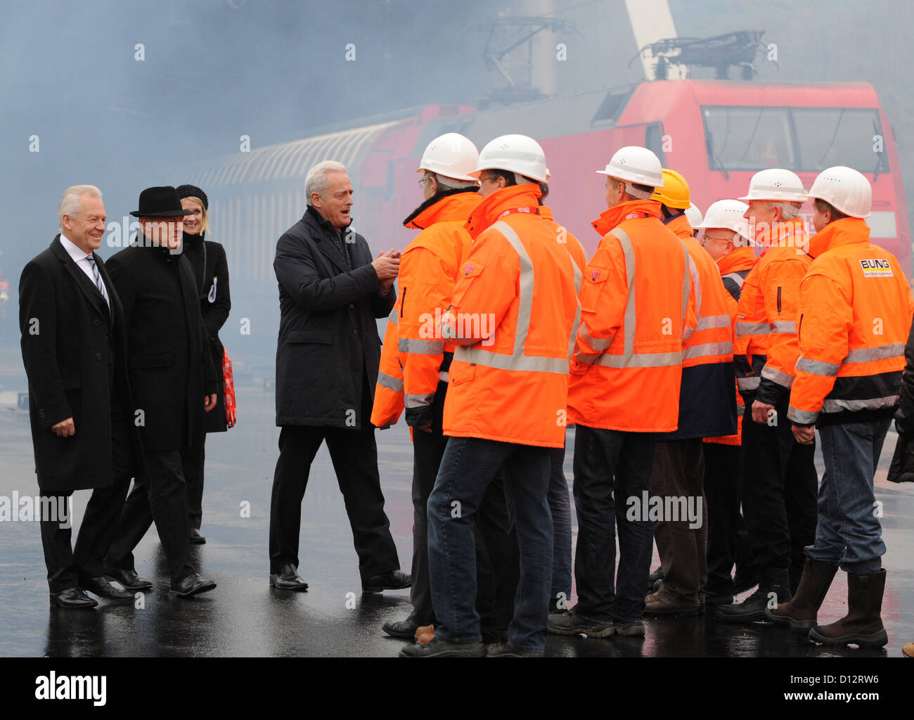 CEO di Deutsche Bahn Ruediger Grube (L-R), il ministro dei Trasporti del Baden-Wuerttemberg Windfried Hermann e Federale Tedesco Ministro dei trasporti Peter Ramsauer salutare i lavoratori del settore ferroviario durante l'apertura del tunnel di Katzenberg vicino Efringen-Kirchen, Germania, 04 dicembre 2012. Il misuratore di 9,385 lungo tunnel è il secondo più lungo doppio tubo tunnel in Germania e ha impiegato nove anni per costruire. Foto: Patrick seeger Foto Stock