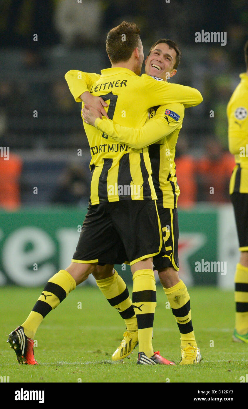 Dortmund Moritz Leitner (L) e Leonardo Bittencourt reagire dopo che la UEFA Champions League gruppo D partita di calcio tra Borussia Dortmund e il Manchester City a BVB stadium di Dortmund, Germania, 04 dicembre 2012. Foto: Bernd Thissen/dpa +++(c) dpa - Bildfunk+++ Foto Stock