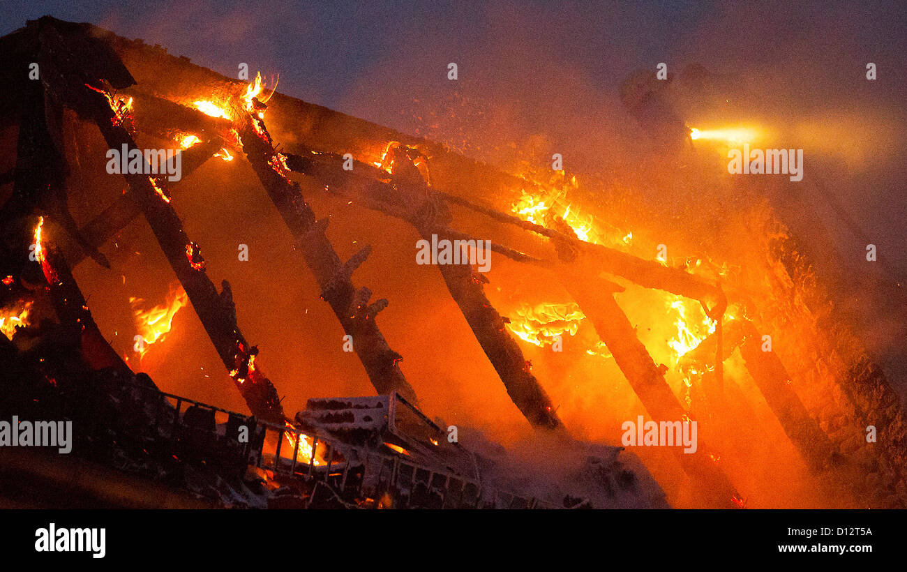 Un architrave incendio divampa in Berlino, Germania, 05 dicembre 2012. Il tentativo di fuggire dal fuoco di 62 anno vecchio scavalcato da una terza finestra del pavimento di una casa a Berlin-Lichtenberg e morì. Foto: Hannibal Hanschke Foto Stock