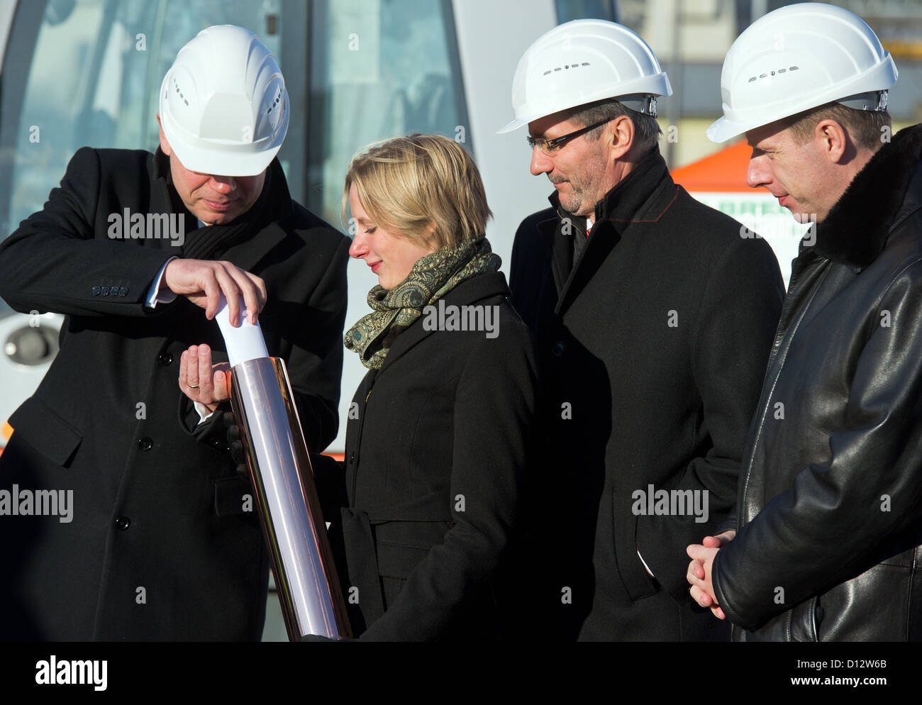 Hans-Christian Guetzkow (L-R), Totale Deutschland CEO di Randi Gebert, agenzia di PR, Brandeburgo il Primo Ministro Matthias Platzeck e Werner Diwald, Enertrag presidente, gettare le fondamenta per un impianto di idrogeno presso il nuovo aeroporto di Berlino Berlin Brandenburg Willy Brandt (BER) in Schoenefeld, Germania, 05 dicembre 2012. L'impianto consentirà di produrre e immagazzinare idrogeno per fornire un eco-carburante. Foto: PATRICK PLEUL Foto Stock