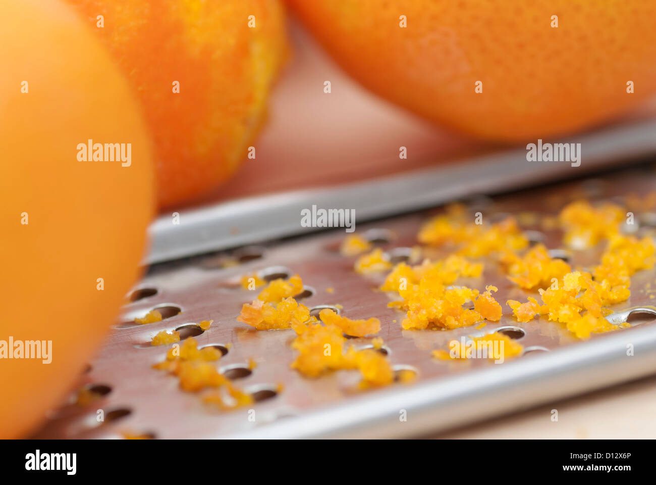Grattugia e la scorza degli agrumi in cucina in legno superficie Foto stock  - Alamy