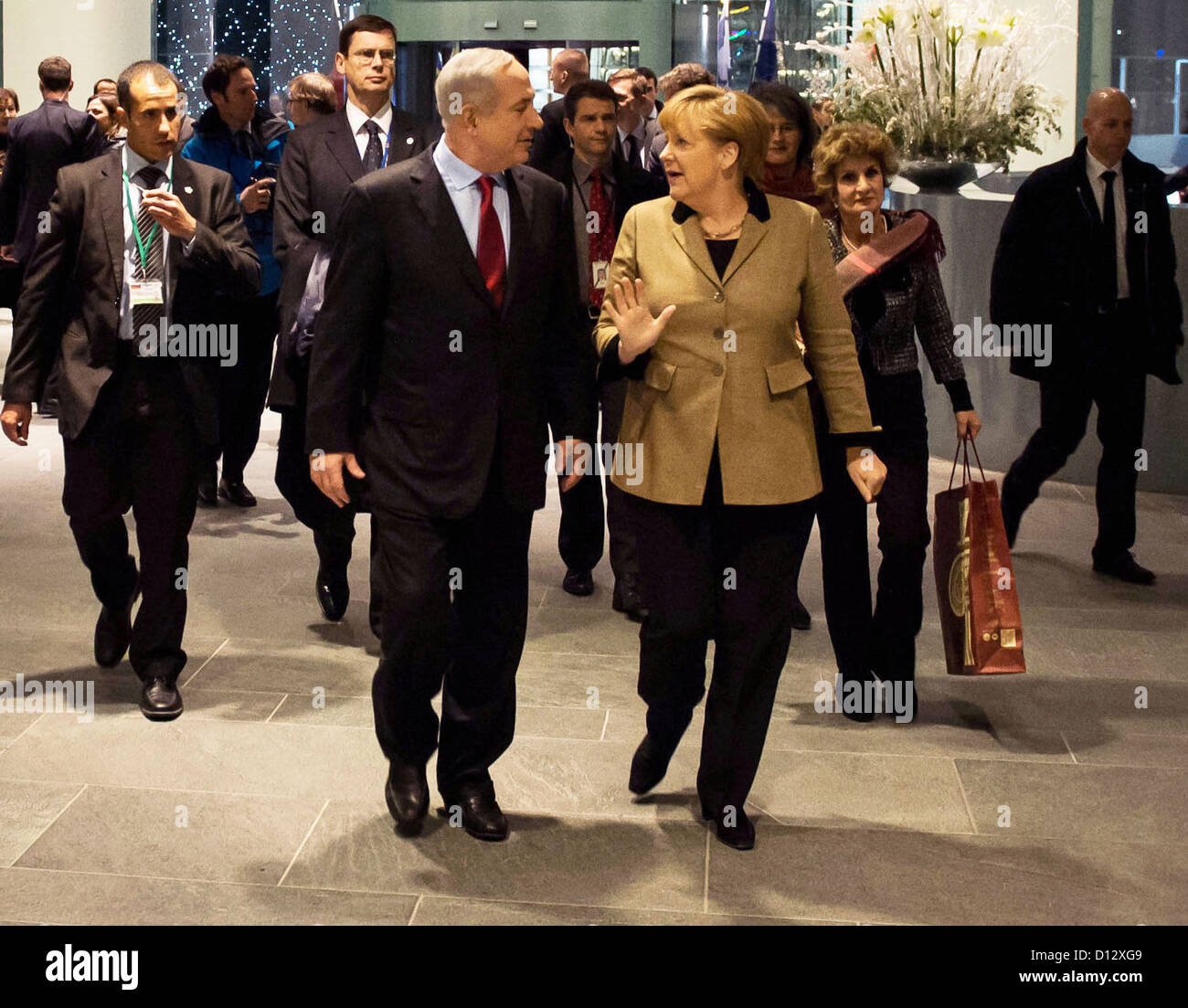 Dispensa - Bundeskanzlerin Angela Merkel (r) und der israelische Ministerpräsident Benjamin Netanjahu unterhalten sich zu Beginn ihres Treffens im Rahmen der deutsch-israelischen Regierungskonsultationen im Bundeskanzleramt. Foto: Bundesregierung/Bergmann/Pool/ dpa (Wiederholung mit engerem Bildausschnitt) Foto Stock