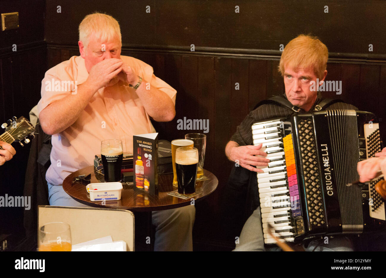 Un pub tradizionale delle Isole Ebridi in Edinburgh,: musica scozzese kelidh sessione Foto Stock