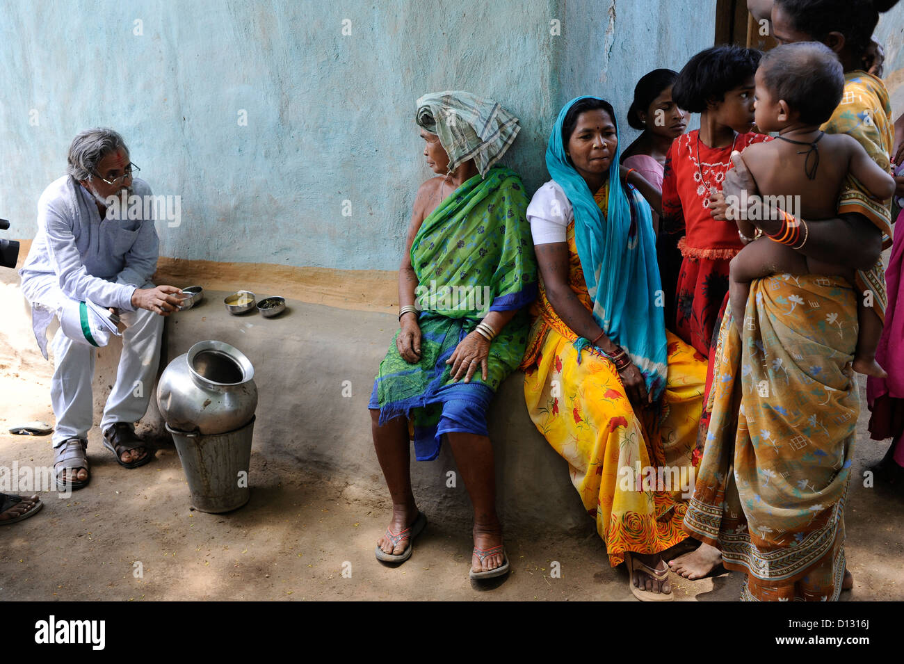 INDIA Chhattisgarh, prof. Anil Gupta e ONG SRISTI scoprire sul tour a piedi Shodh Yatra la conoscenza locale e le invenzioni in villaggi tribali di Bastar, cioè l'uso di piante medicinali e erbe da tribù Gond Foto Stock