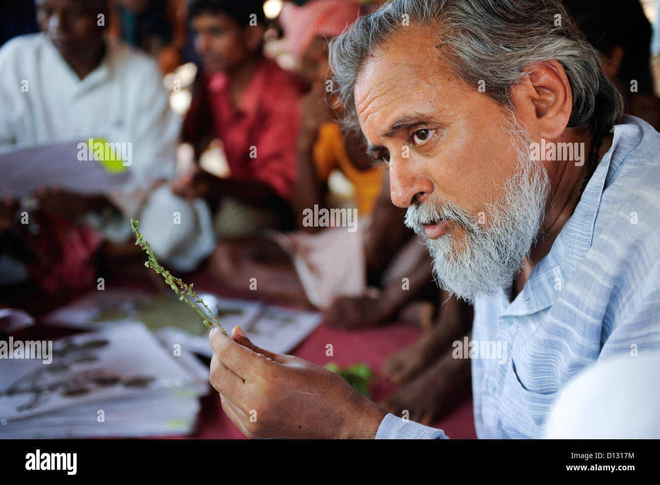 INDIA Chhattisgarh, prof. Anil Gupta e ONG SRISTI scoprire sul tour a piedi Shodh Yatra la conoscenza locale e le invenzioni in villaggi tribali di Bastar, cioè l'uso di piante medicinali e erbe da tribù Gond Foto Stock