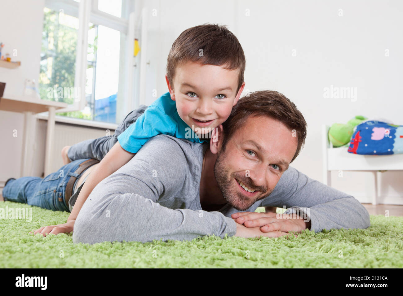 Germania, Berlino, padre e figlio il divertimento a casa, sorridente Foto Stock