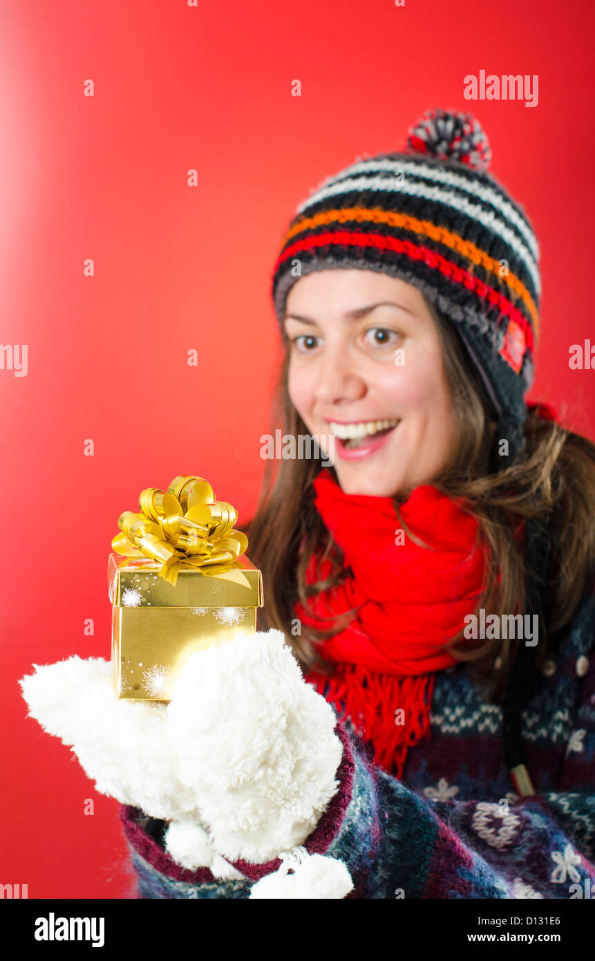 Donna felice in attesa di aprire il suo regalo Foto Stock