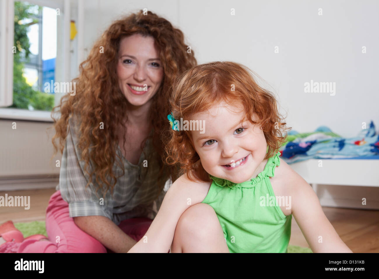 Germania Berlino, madre e figlia, sorridente, ritratto Foto Stock