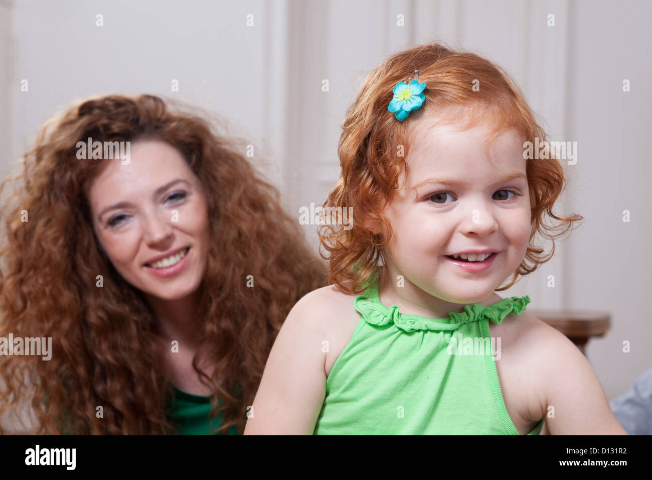 Germania Berlino, madre e figlia divertirsi a casa Foto Stock