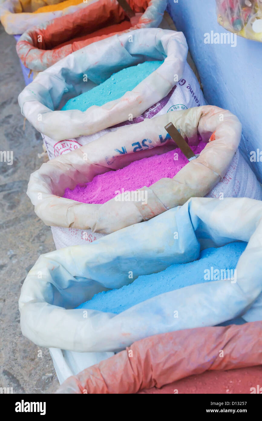 Sacchi di pigmenti coloranti in polvere che sono miscelate con acqua per fare vernice; Chefchaouen Marocco Foto Stock