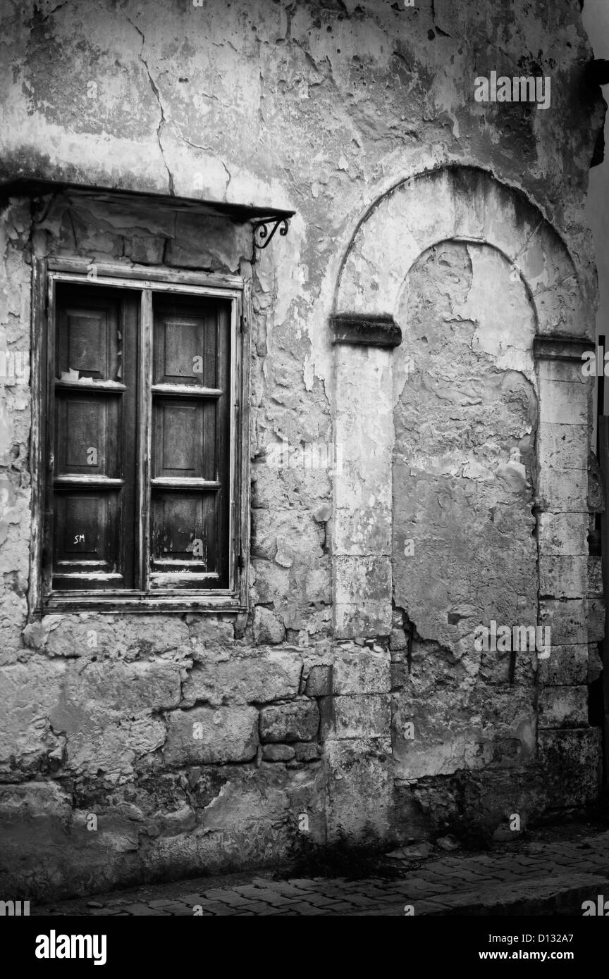Esterno di mattoni vecchi porta e finestra contro edificio spiovente Foto Stock