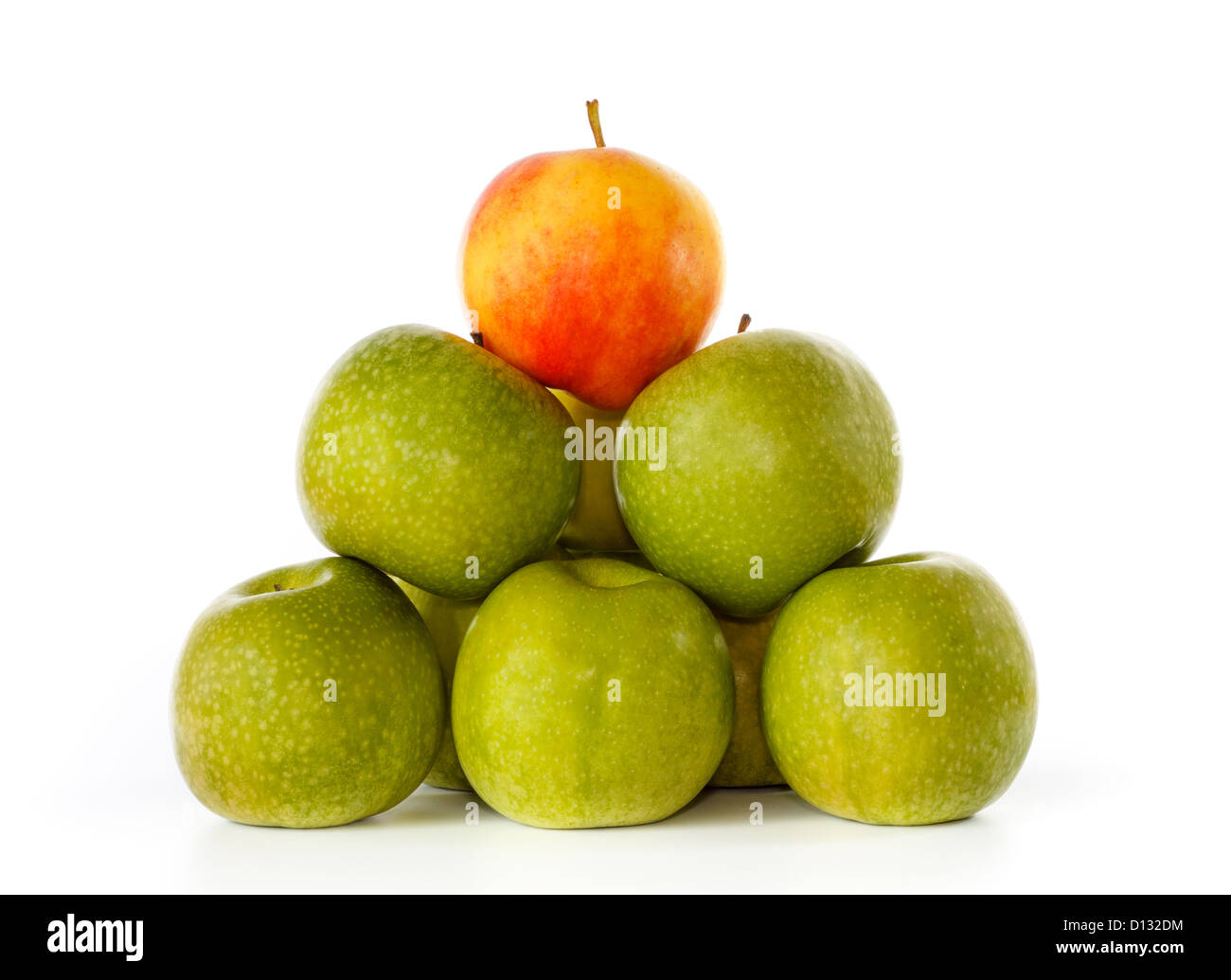 Pila di mela verde e uno giallo con la colorazione rossa sulla parte superiore, contro uno sfondo bianco Foto Stock