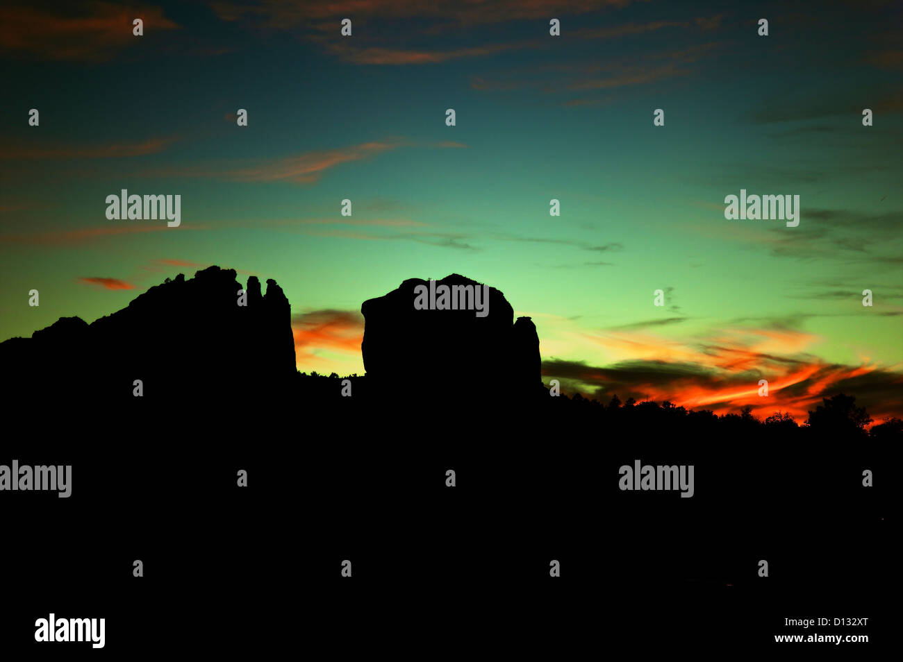 Silhouette di rocce con tramonto a distanza Foto Stock