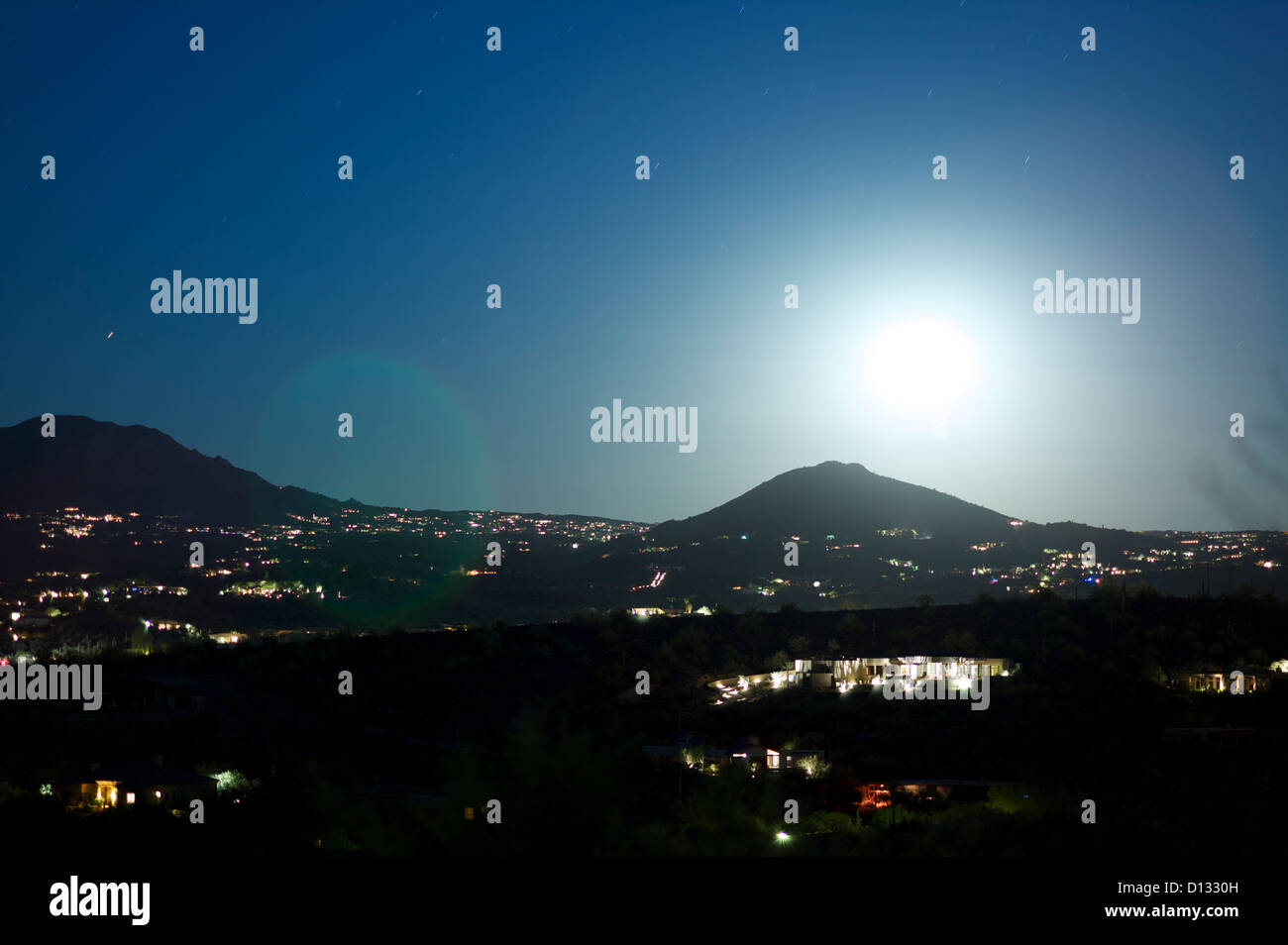 Vista del quartiere residenziale e colline di notte Foto Stock