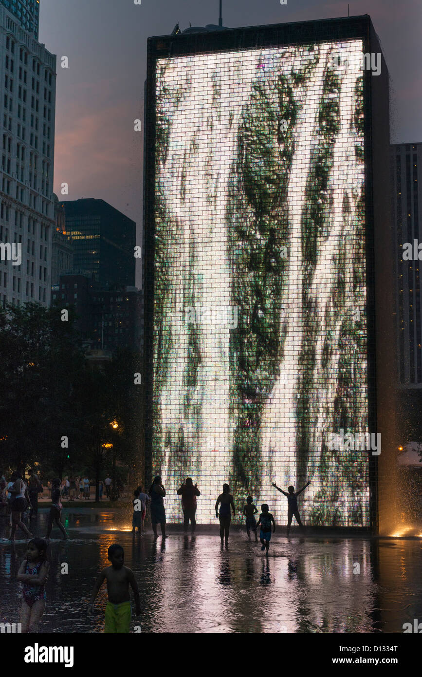 Le immagini rappresentate nella luce sul lato della corona Fontana; Chicago, Illinois, Stati Uniti d'America Foto Stock