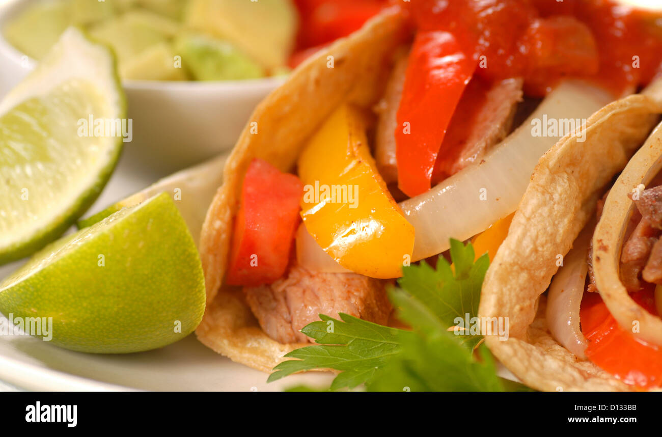 Fajita con peperoni, guacamole, tigli e tortillas Foto Stock