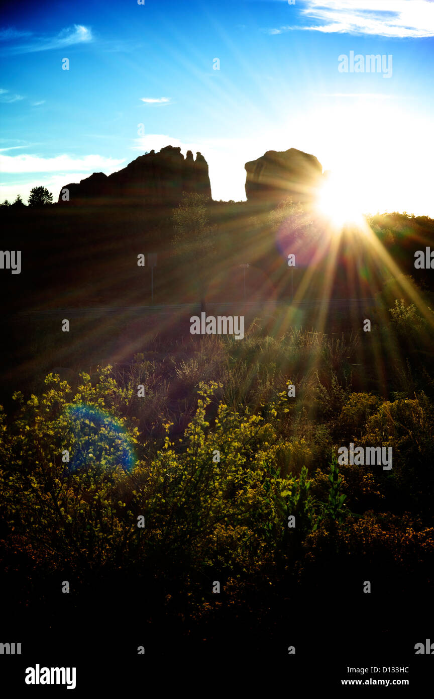Impressione di montagna con il sole che tramonta la distanza al crepuscolo. Foto Stock