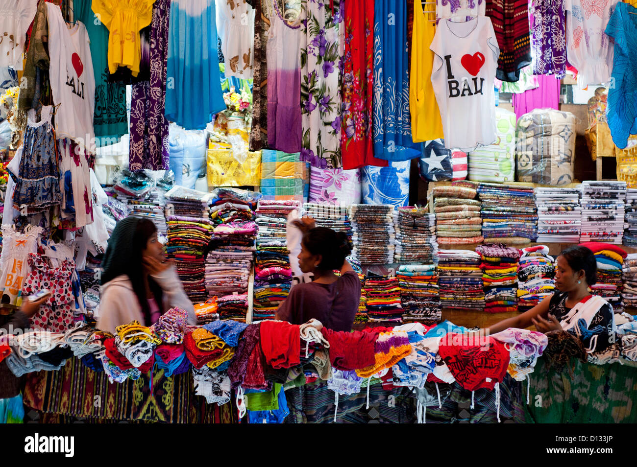 Donna Balinese che vendono vestiti , presso il locale mercato coperto , ai turisti . Foto Stock