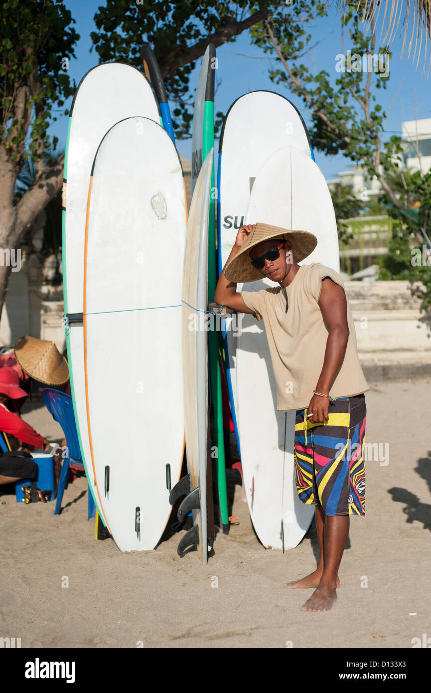 Surfista Balinese in posa per il tiro . Foto Stock