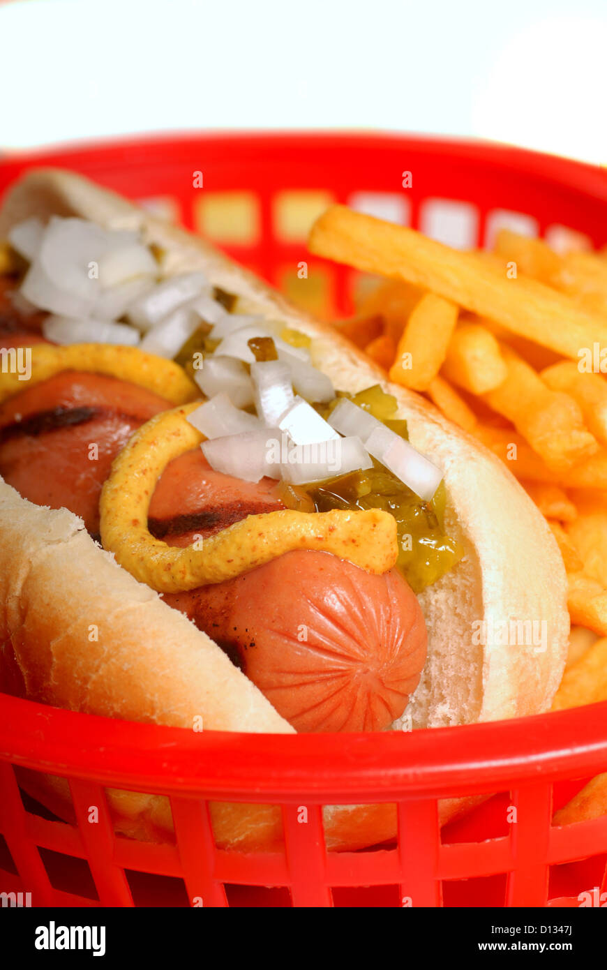 Grigliata di fresco di hot dog in un cestello con patate fritte Foto Stock