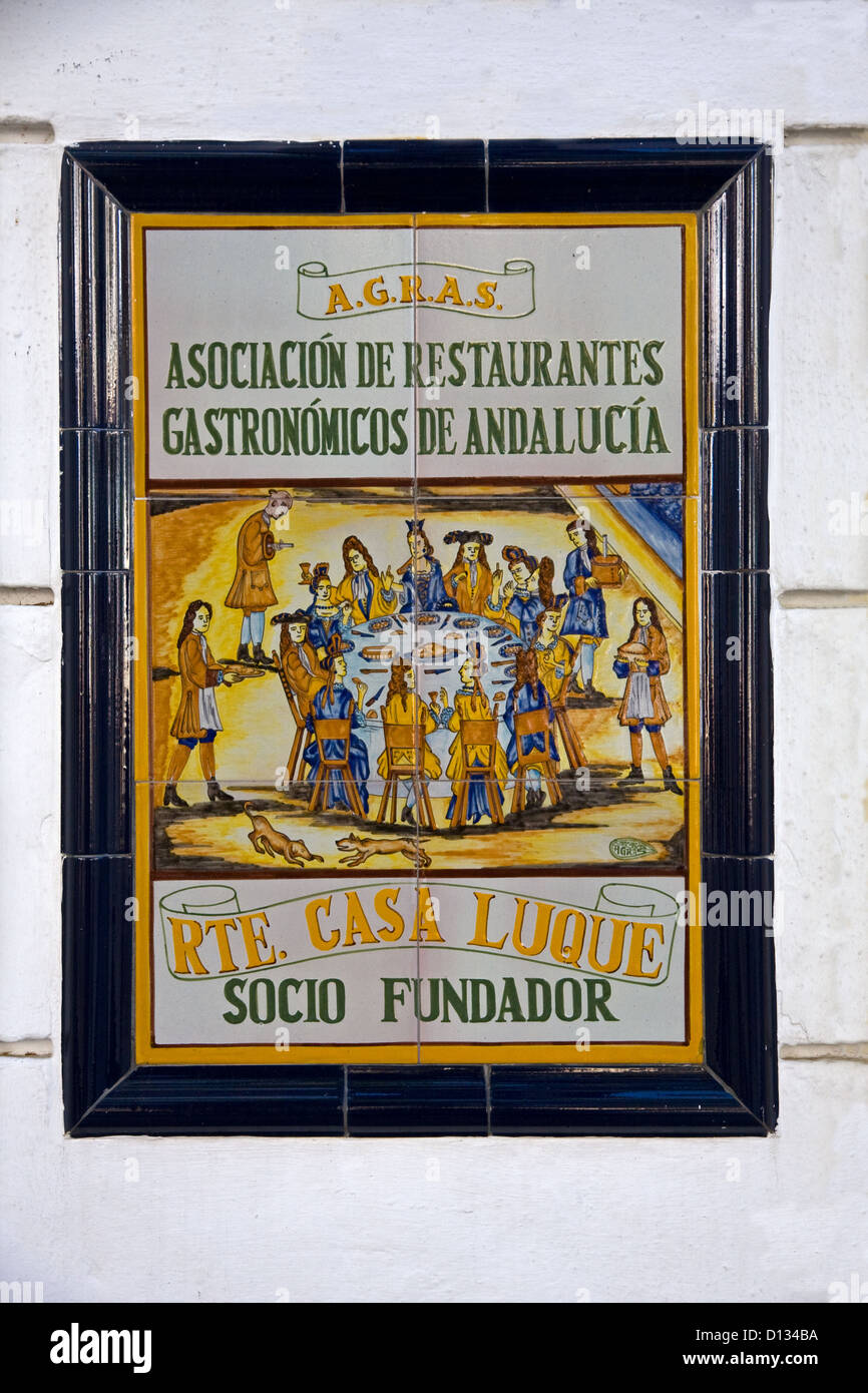 Asociacion de Restaurantes Gastronomicos de Andalucia firmare fuori del ristorante a Nerja Foto Stock