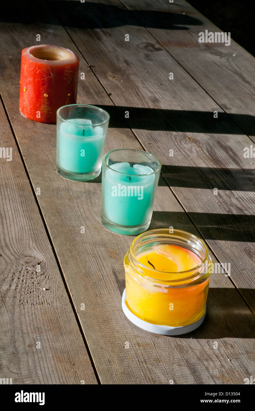 Quattro candele sul tavolo di legno. Foto Stock