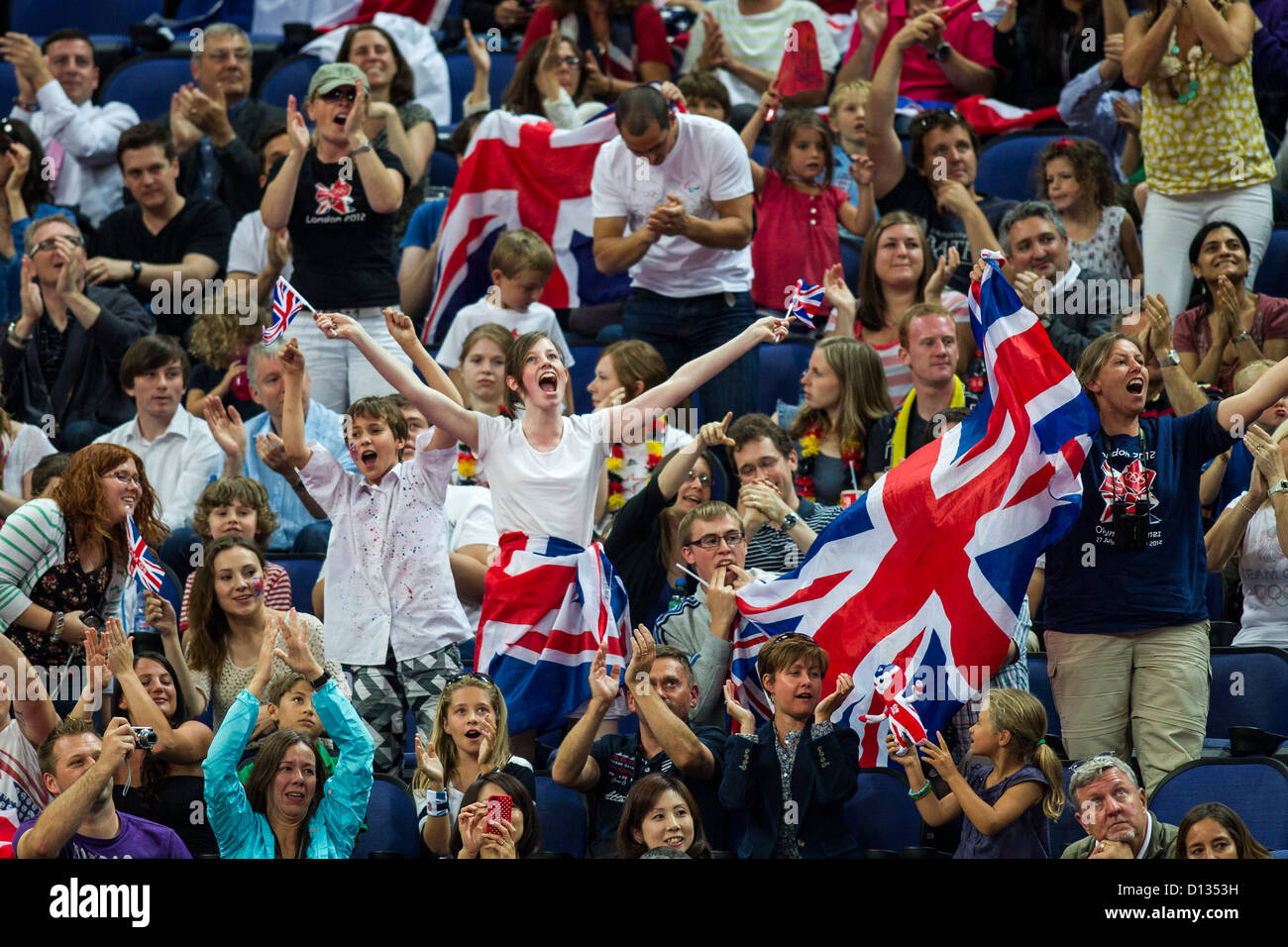 I tifosi inglesi durante gli uomini della squadra di ginnastica a finale t egli Olimpiadi estive, Londra 2012 Foto Stock