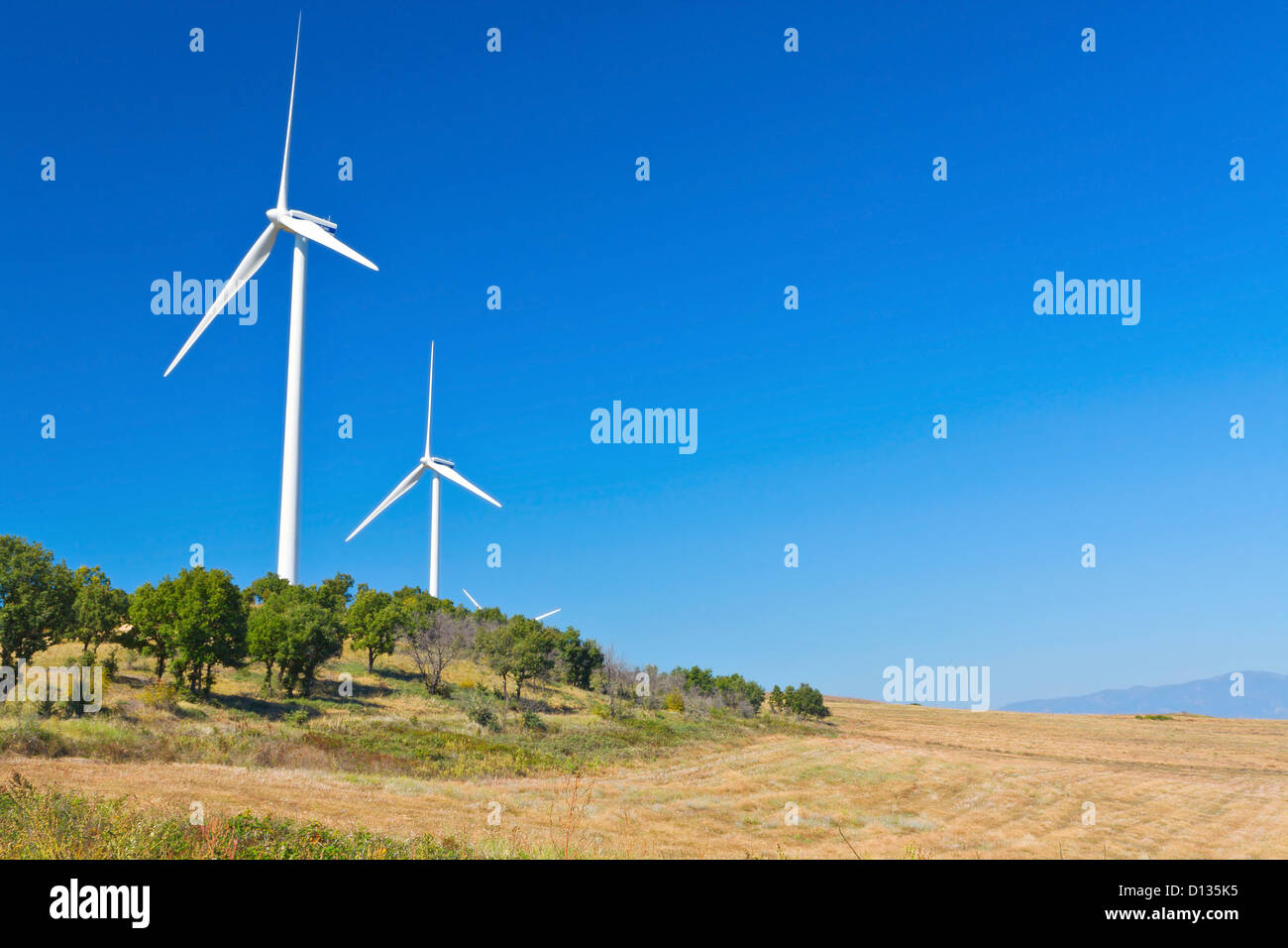 La potenza elettrica turbine eoliche di stanza su una collina in Europa, Grecia del nord Foto Stock