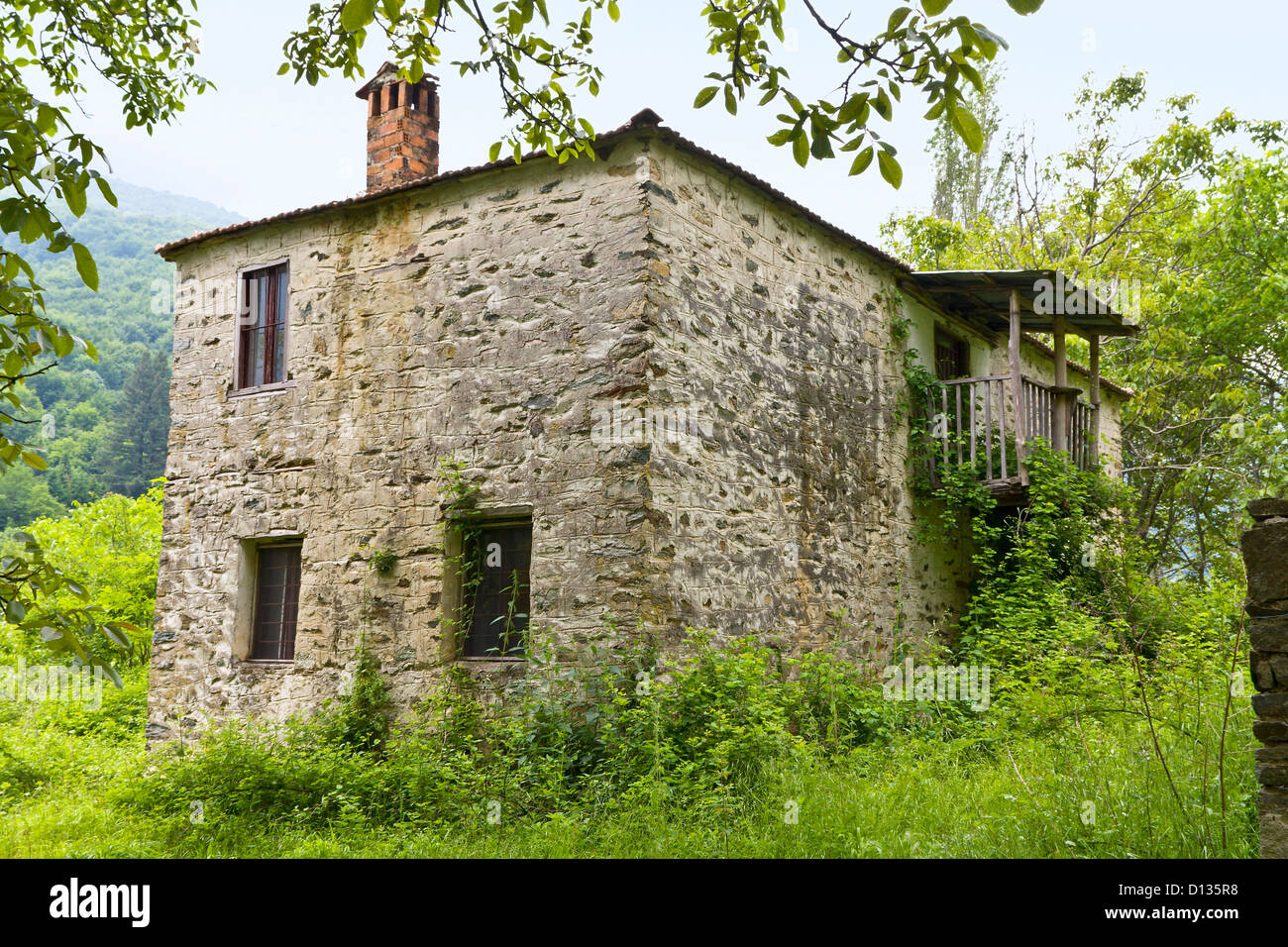 Vecchia casa di pietra in villaggio Skotino della Grecia Foto Stock