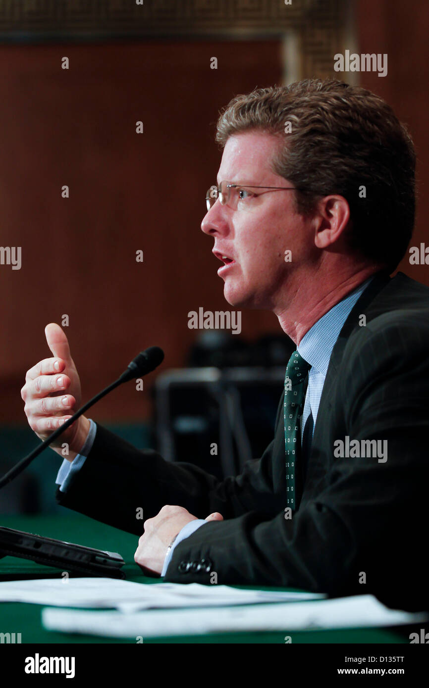 6 dicembre 2012 - Washington, DC, Stati Uniti - HUD Segretario SHAUN DONOVAN testimonia davanti al Senato Banking, alloggiamento e gli affari urbani audizione del Comitato su ''Supervisione di FHA: esame dei HUD in risposta a sfide fiscali'' su Capitol Hill. (Credito Immagine: © James Berglie/ZUMAPRESS.com) Foto Stock
