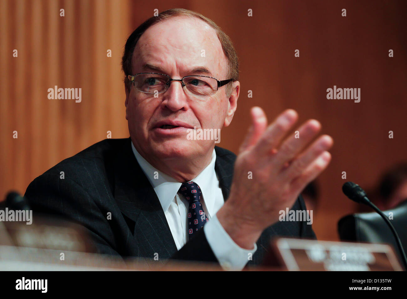 6 dicembre 2012 - Washington, DC, Stati Uniti - Il senatore Richard Shelby durante il Senato Banking, alloggiamento e gli affari urbani audizione del Comitato su ''Supervisione di FHA: esame dei HUD in risposta a sfide fiscali'' su Capitol Hill. (Credito Immagine: © James Berglie/ZUMAPRESS.com) Foto Stock