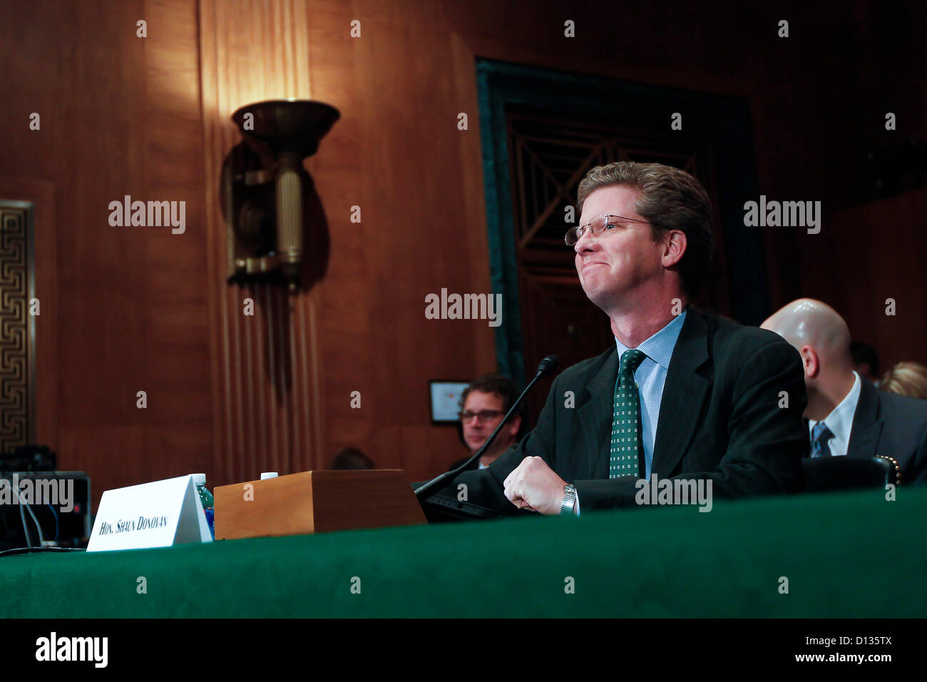 6 dicembre 2012 - Washington, DC, Stati Uniti - HUD Segretario SHAUN DONOVAN testimonia davanti al Senato Banking, alloggiamento e gli affari urbani audizione del Comitato su ''Supervisione di FHA: esame dei HUD in risposta a sfide fiscali'' su Capitol Hill. (Credito Immagine: © James Berglie/ZUMAPRESS.com) Foto Stock