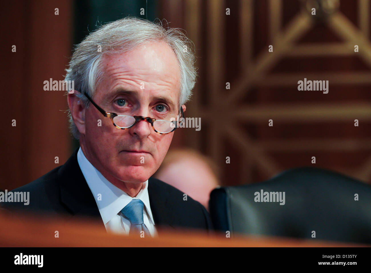 6 dicembre 2012 - Washington, DC, Stati Uniti - Il senatore BOB tappatrice durante il Senato Banking, alloggiamento e gli affari urbani audizione del Comitato su ''Supervisione di FHA: esame dei HUD in risposta a sfide fiscali'' su Capitol Hill. (Credito Immagine: © James Berglie/ZUMAPRESS.com) Foto Stock