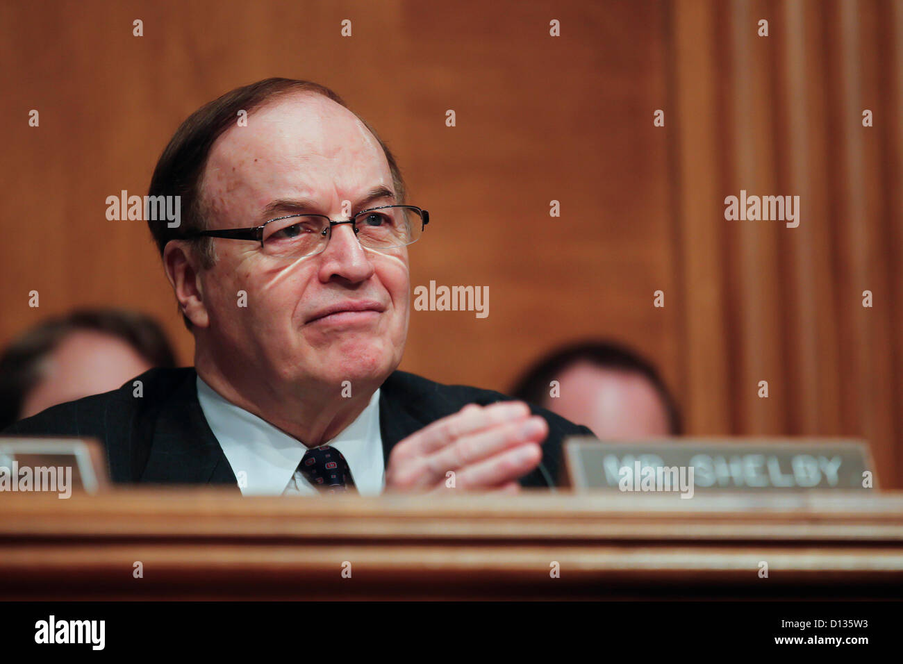 6 dicembre 2012 - Washington, DC, Stati Uniti - Il senatore Richard Shelby durante il Senato Banking, alloggiamento e gli affari urbani audizione del Comitato su ''Supervisione di FHA: esame dei HUD in risposta a sfide fiscali'' su Capitol Hill. (Credito Immagine: © James Berglie/ZUMAPRESS.com) Foto Stock