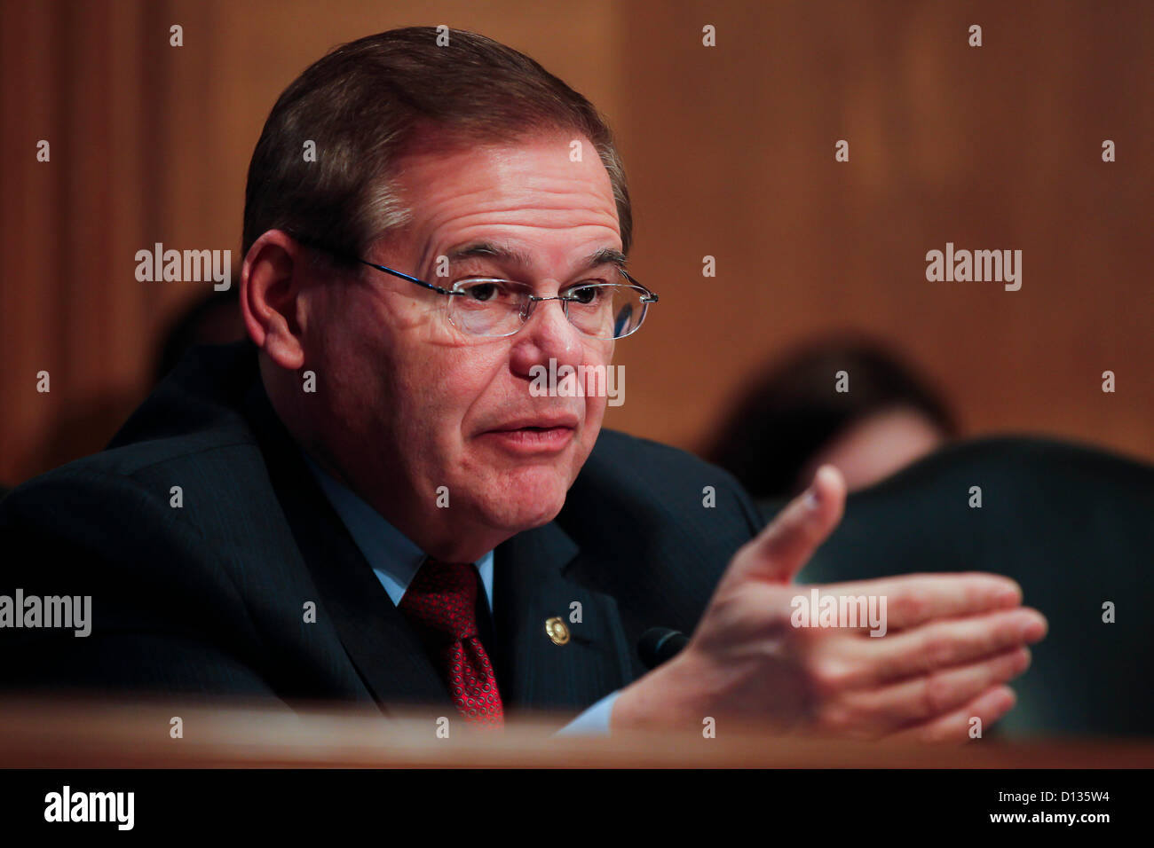 6 dicembre 2012 - Washington, DC, Stati Uniti - Il senatore Bob Menéndez durante il Senato Banking, alloggiamento e gli affari urbani audizione del Comitato su ''Supervisione di FHA: esame dei HUD in risposta a sfide fiscali'' su Capitol Hill. (Credito Immagine: © James Berglie/ZUMAPRESS.com) Foto Stock