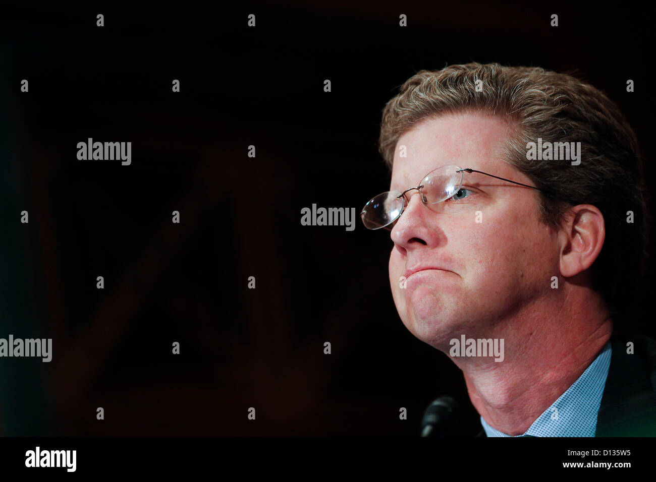 6 dicembre 2012 - Washington, DC, Stati Uniti - HUD Segretario SHAUN DONOVAN testimonia davanti al Senato Banking, alloggiamento e gli affari urbani audizione del Comitato su ''Supervisione di FHA: esame dei HUD in risposta a sfide fiscali'' su Capitol Hill. (Credito Immagine: © James Berglie/ZUMAPRESS.com) Foto Stock