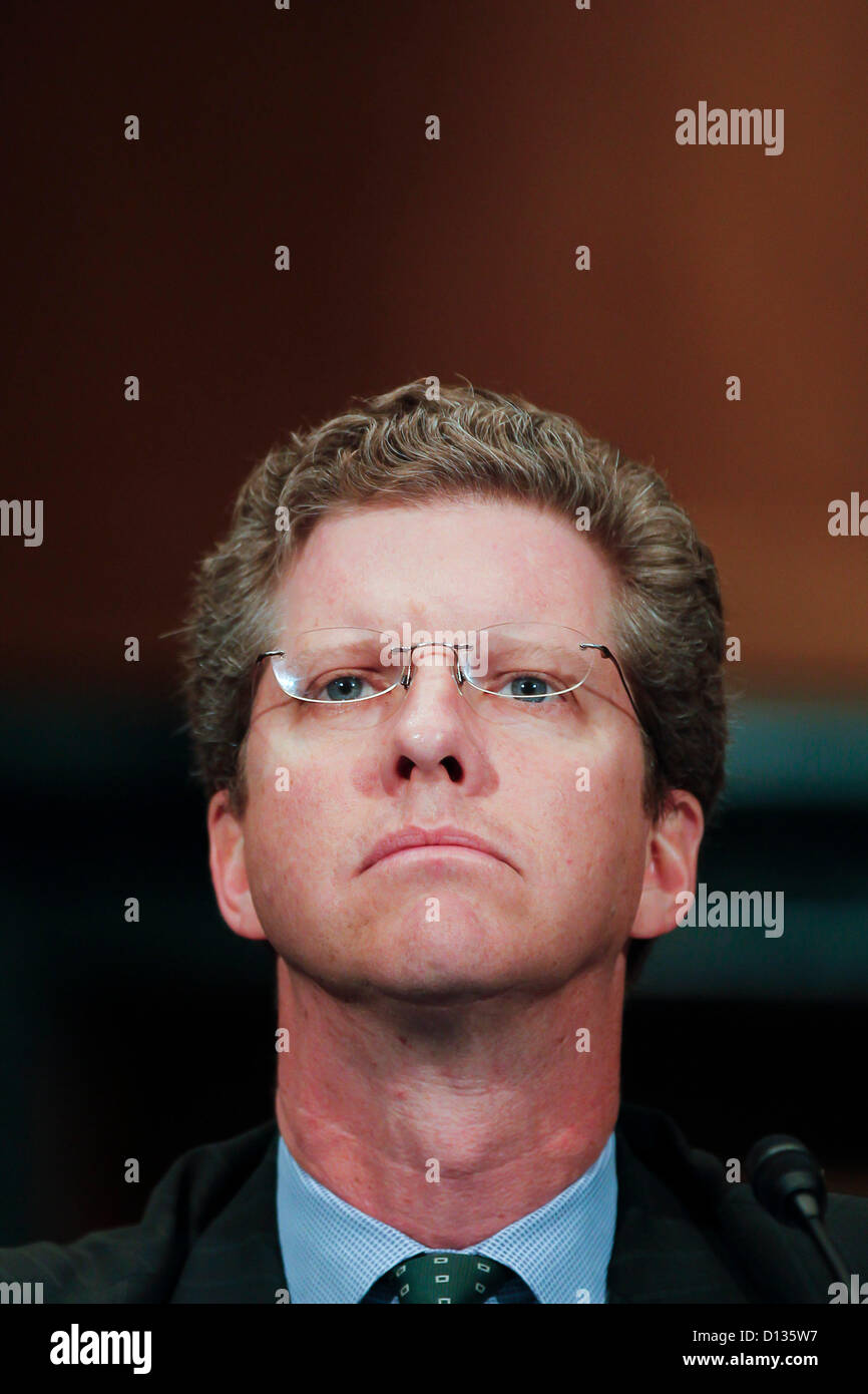 6 dicembre 2012 - Washington, DC, Stati Uniti - HUD Segretario SHAUN DONOVAN testimonia davanti al Senato Banking, alloggiamento e gli affari urbani audizione del Comitato su ''Supervisione di FHA: esame dei HUD in risposta a sfide fiscali'' su Capitol Hill. (Credito Immagine: © James Berglie/ZUMAPRESS.com) Foto Stock