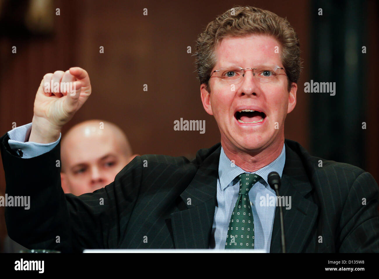 6 dicembre 2012 - Washington, DC, Stati Uniti - HUD Segretario SHAUN DONOVAN testimonia davanti al Senato Banking, alloggiamento e gli affari urbani audizione del Comitato su ''Supervisione di FHA: esame dei HUD in risposta a sfide fiscali'' su Capitol Hill. (Credito Immagine: © James Berglie/ZUMAPRESS.com) Foto Stock