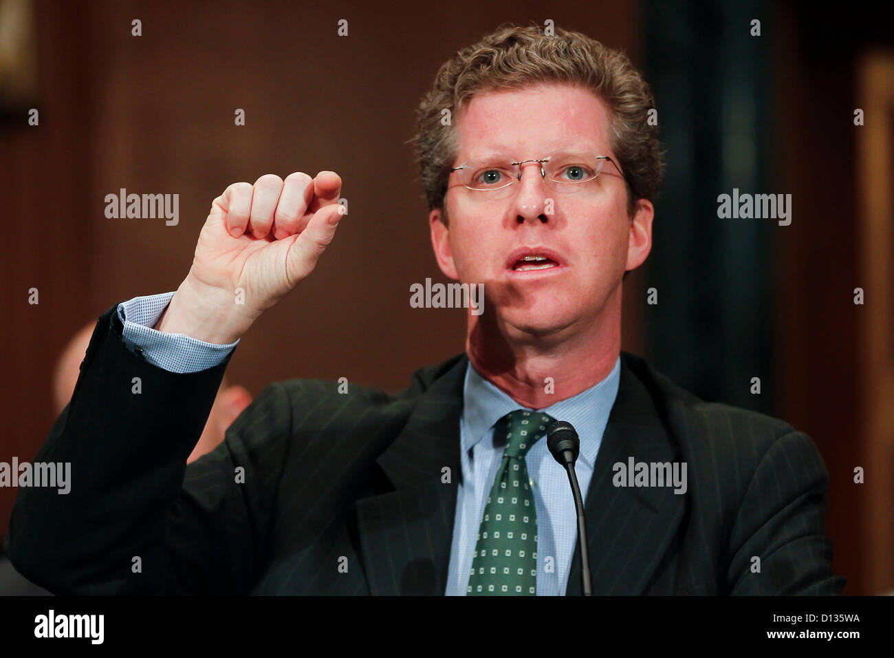 6 dicembre 2012 - Washington, DC, Stati Uniti - HUD Segretario SHAUN DONOVAN testimonia davanti al Senato Banking, alloggiamento e gli affari urbani audizione del Comitato su ''Supervisione di FHA: esame dei HUD in risposta a sfide fiscali'' su Capitol Hill. (Credito Immagine: © James Berglie/ZUMAPRESS.com) Foto Stock