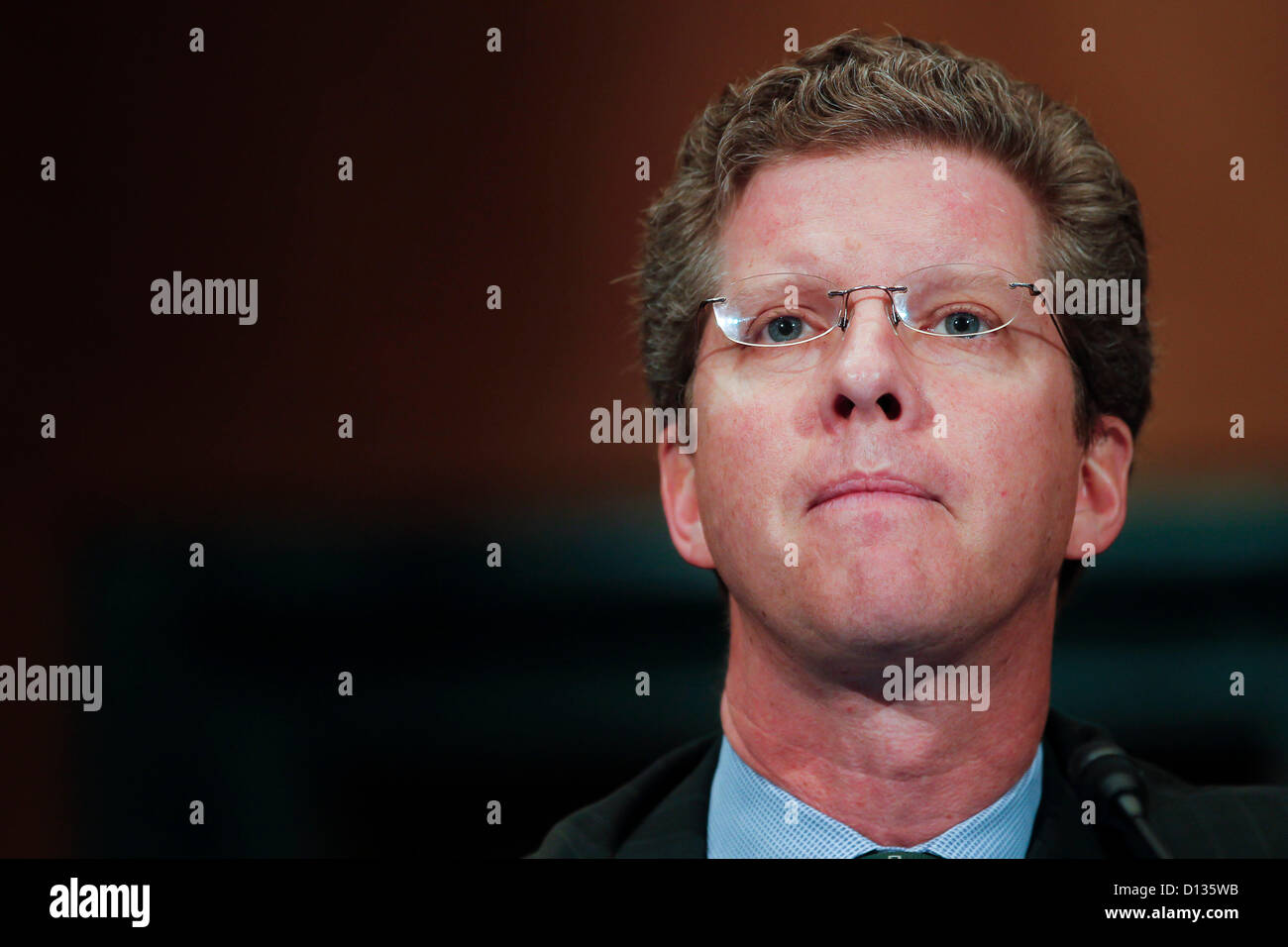 6 dicembre 2012 - Washington, DC, Stati Uniti - HUD Segretario SHAUN DONOVAN testimonia davanti al Senato Banking, alloggiamento e gli affari urbani audizione del Comitato su ''Supervisione di FHA: esame dei HUD in risposta a sfide fiscali'' su Capitol Hill. (Credito Immagine: © James Berglie/ZUMAPRESS.com) Foto Stock