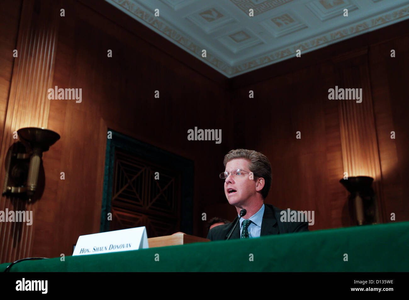 6 dicembre 2012 - Washington, DC, Stati Uniti - HUD Segretario SHAUN DONOVAN testimonia davanti al Senato Banking, alloggiamento e gli affari urbani audizione del Comitato su ''Supervisione di FHA: esame dei HUD in risposta a sfide fiscali'' su Capitol Hill. (Credito Immagine: © James Berglie/ZUMAPRESS.com) Foto Stock
