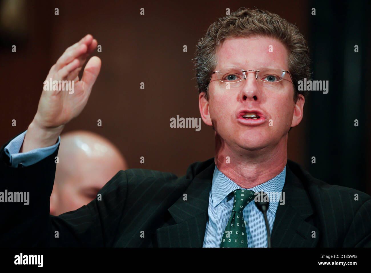 6 dicembre 2012 - Washington, DC, Stati Uniti - HUD Segretario SHAUN DONOVAN testimonia davanti al Senato Banking, alloggiamento e gli affari urbani audizione del Comitato su ''Supervisione di FHA: esame dei HUD in risposta a sfide fiscali'' su Capitol Hill. (Credito Immagine: © James Berglie/ZUMAPRESS.com) Foto Stock