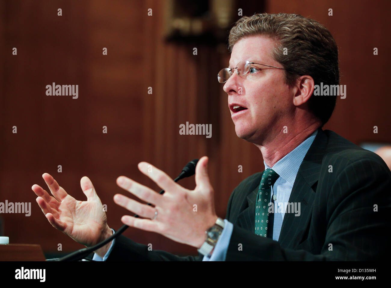 6 dicembre 2012 - Washington, DC, Stati Uniti - HUD Segretario SHAUN DONOVAN testimonia davanti al Senato Banking, alloggiamento e gli affari urbani audizione del Comitato su ''Supervisione di FHA: esame dei HUD in risposta a sfide fiscali'' su Capitol Hill. (Credito Immagine: © James Berglie/ZUMAPRESS.com) Foto Stock